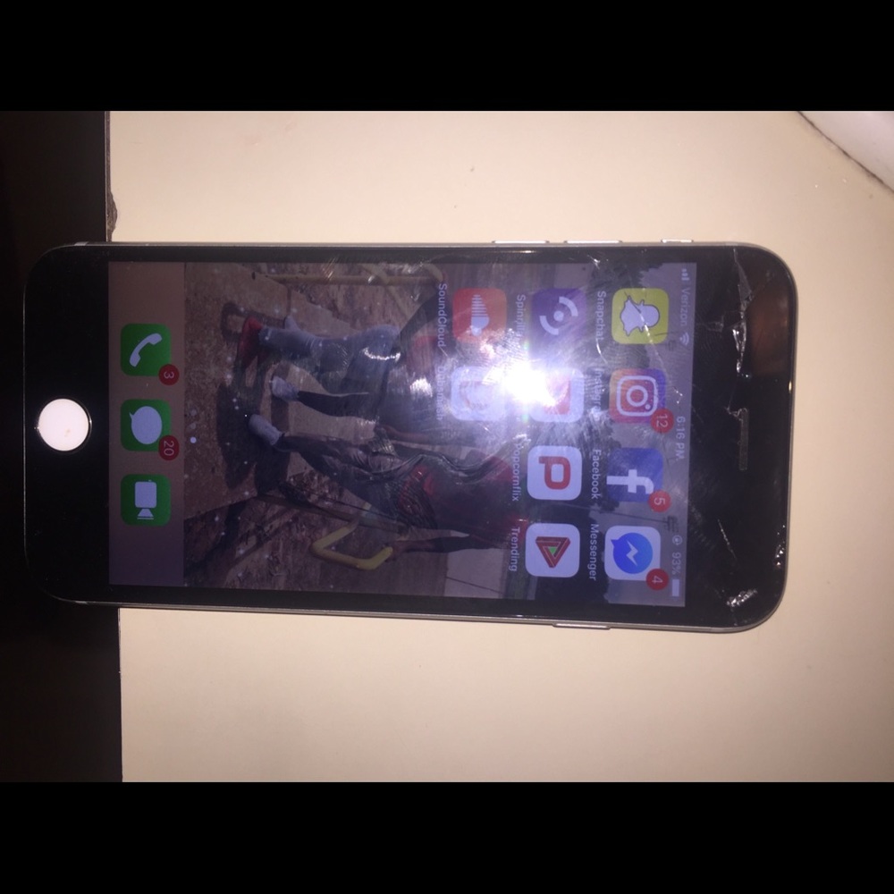 IPhone 6s Comes With charged & phone cases